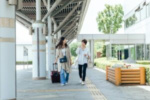 並んで歩く2人の女性