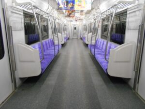 無人の電車