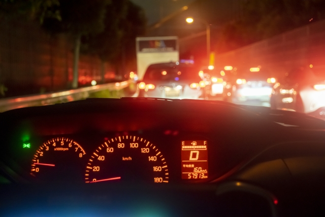 夜のドライブ渋滞中、車内からの眺め