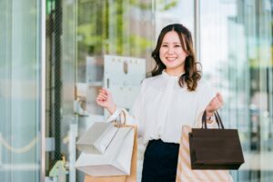 買い物を楽しむ女性 