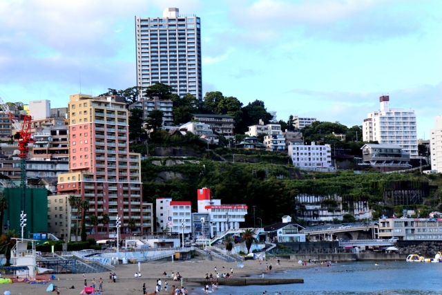 熱海サンビーチと温泉街