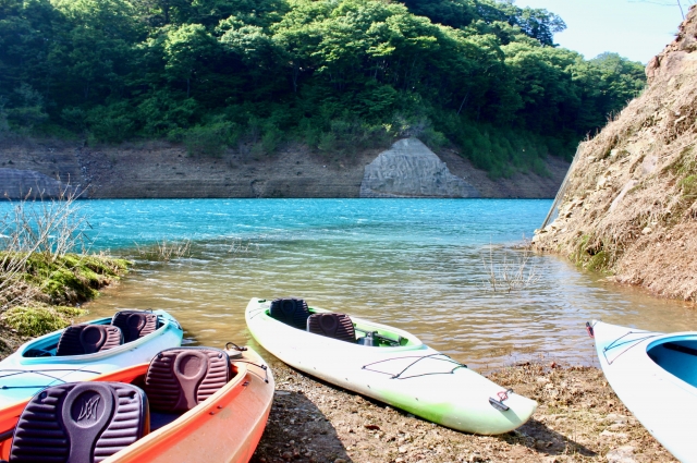 奥四万湖の四万ブルーとカヤック