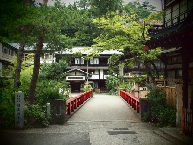 四万温泉の積善館