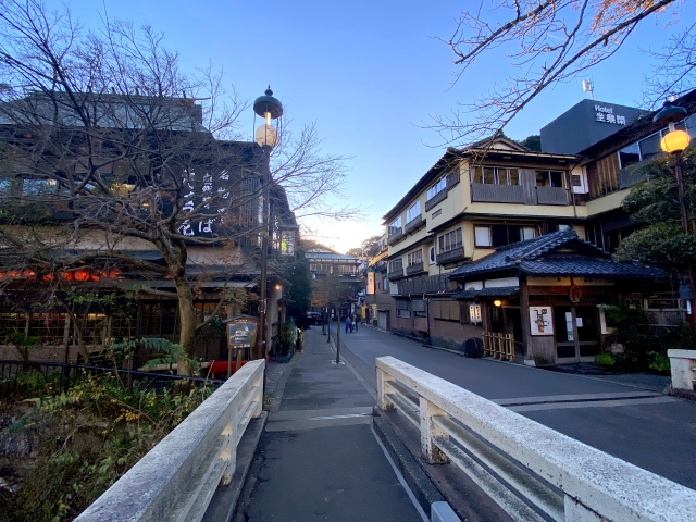 箱根湯本橋からの温泉街の眺め