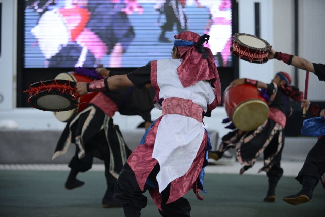 沖縄のエイサー踊り隊