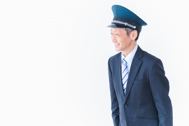笑顔で仕事をする車掌