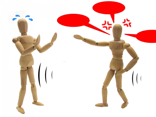 お互いに言い争う人形たち