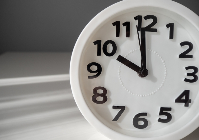 10時を示すシンプルな丸い時計