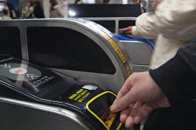 自動改札機を通過する