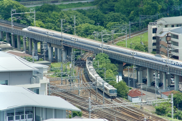 京都市内を走る新幹線と在来線