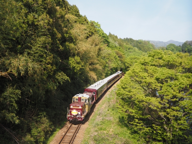 峡谷を走るトロッコわたらせ渓谷鉄道