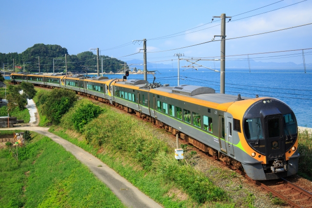 瀬戸内海沿いを走る特急『しおかぜ』