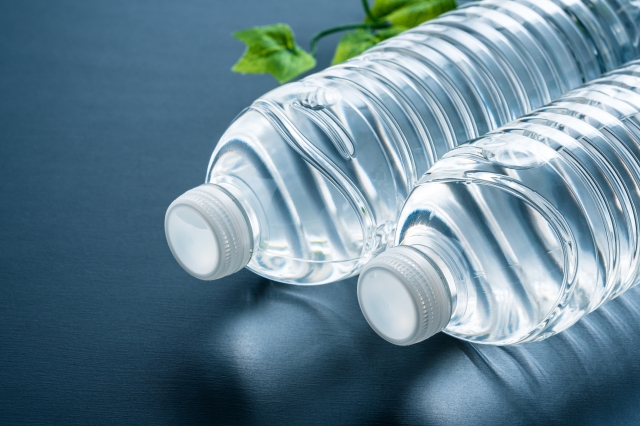 水で満たされたプラスチックのボトル2本
