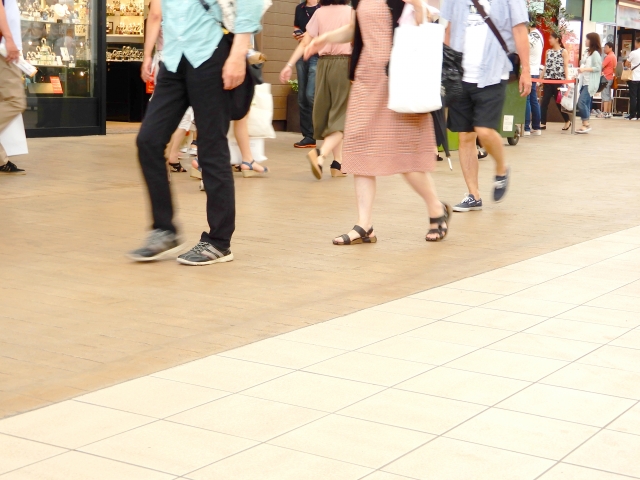 アウトレットモールを歩く大勢の買い物客