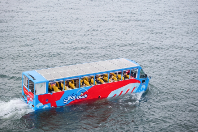 航行中の水陸両用バス「スカイダック」