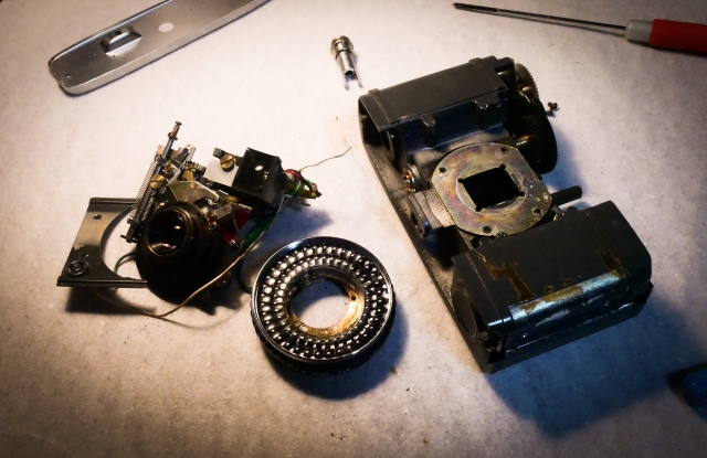 分解されたカメラ