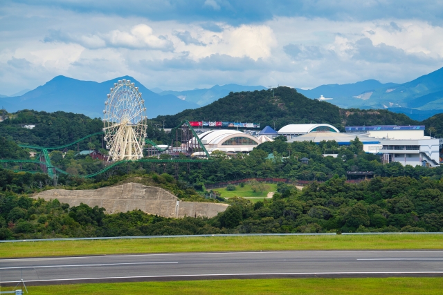 白浜空港の滑走路から見たアドベンチャーワールド