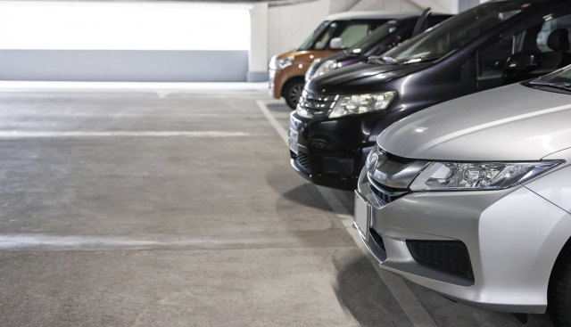多層駐車場に停められた車の画像