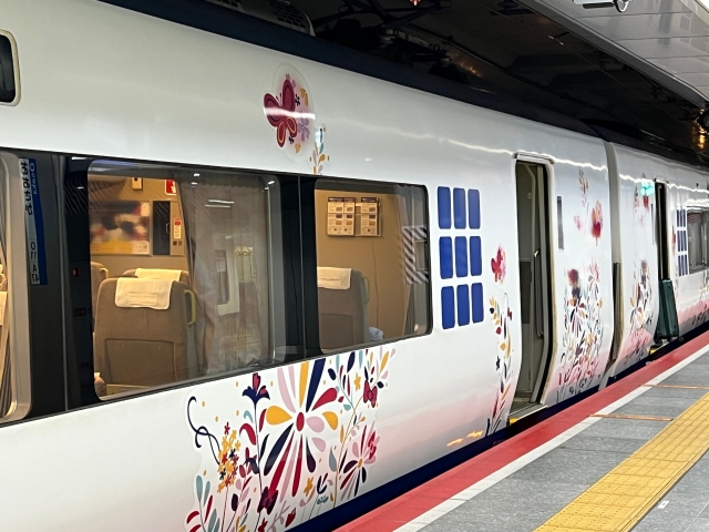 大阪駅停車中の特急はるか