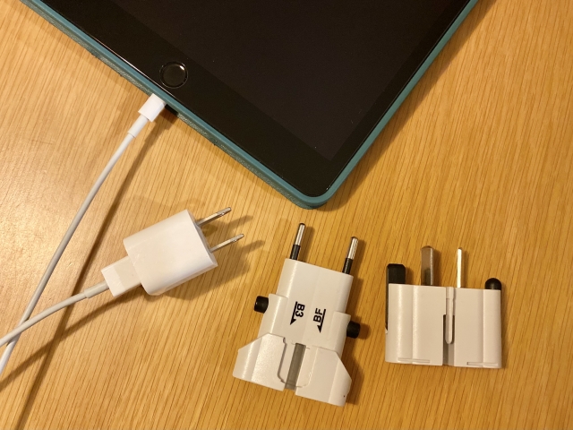 全世界対応のマルチ変換プラグとタブレット