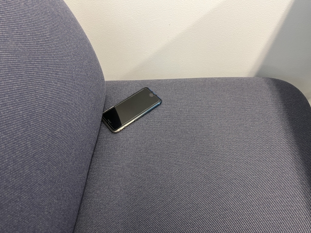 座席に置きっぱなしのスマホ