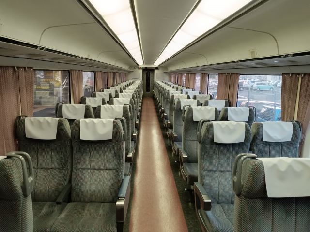 特急しなの383系の車内