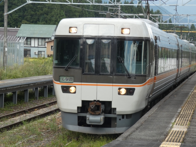 特急しなのの車体