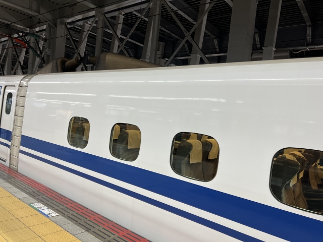 京都駅で停車する新幹線
